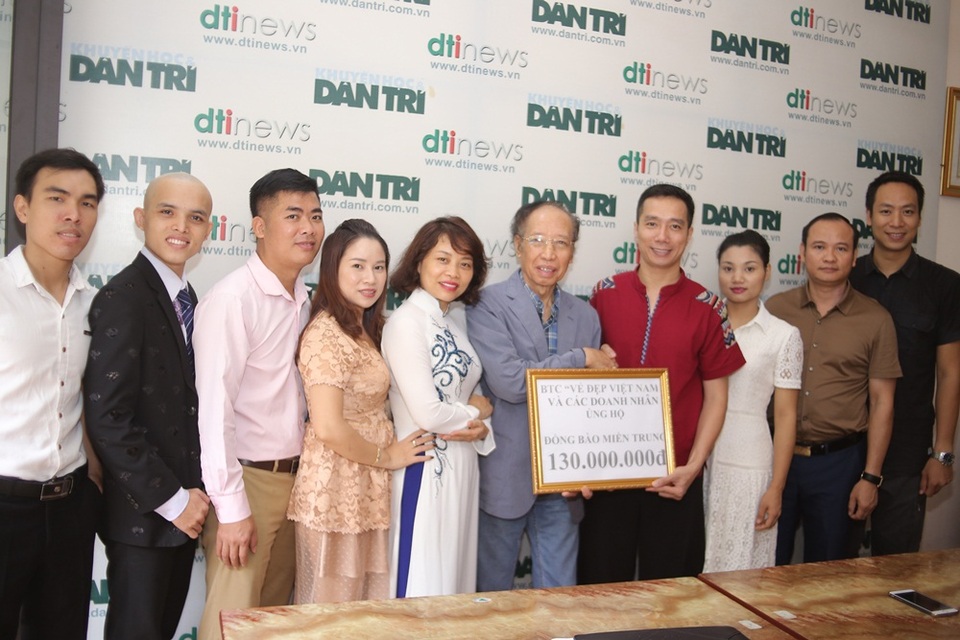 NTK Đỗ Trịnh Hoài Nam và các doanh nhân hảo tâm ủng hộ đồng bào miền Trung - 1
Nhà báo Phạm Huy Hoàn, TBT báo điện tử Dân trí - Giám đốc Quỹ Nhân ái (thứ 5 từ phải sang) đã đại diện tiếp nhận những đóng góp của NTK Đỗ Trịnh Hoài Nam cùng các nhà hảo tâm ủng hộ nhân dân bị lũ lụt các tỉnh miền Trung.