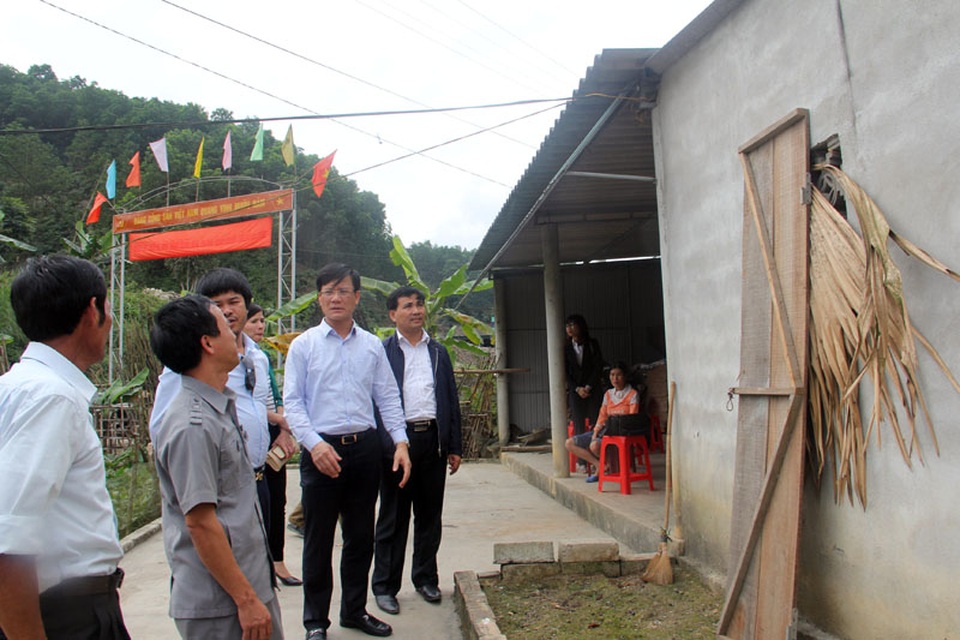 Gần 250 triệu đồng đến với cụ bà "xin từng ngụm sữa nuôi cháu" - 5 Chính quyền xã Hương Minh cũng cam kết địa phương sẽ chung tay sớm hoàn thành việc sửa chữa nhà cho bà Hoài có chỗ thuận tiện chăm sóc bé Quý như chỉ đạo của Chủ tịch UBND huyện.