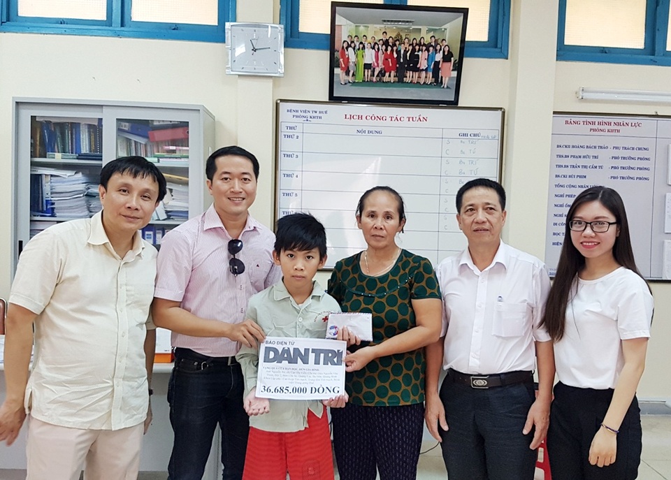 Cháu bé bị hội chứng Brugada dễ đột tử ban đêm được cấy máy đem lại sự sống - 3 PGS.TS. Phạm Như Hiệp, Giám đốc Bệnh viện Trung ương Huế (ngoài cùng bên trái) cùng PV Dân trí tại Thừa Thiên Huế trao quà nhân ái cho chị Viễn và em Thiện