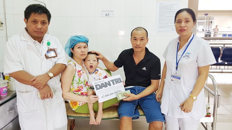 Trao hơn 67 triệu cho bé 4 tuổi bị biến chứng nặng sau khi mổ tim - 3 Trao quà nhân ái đến cho gia đình cháu Huy An