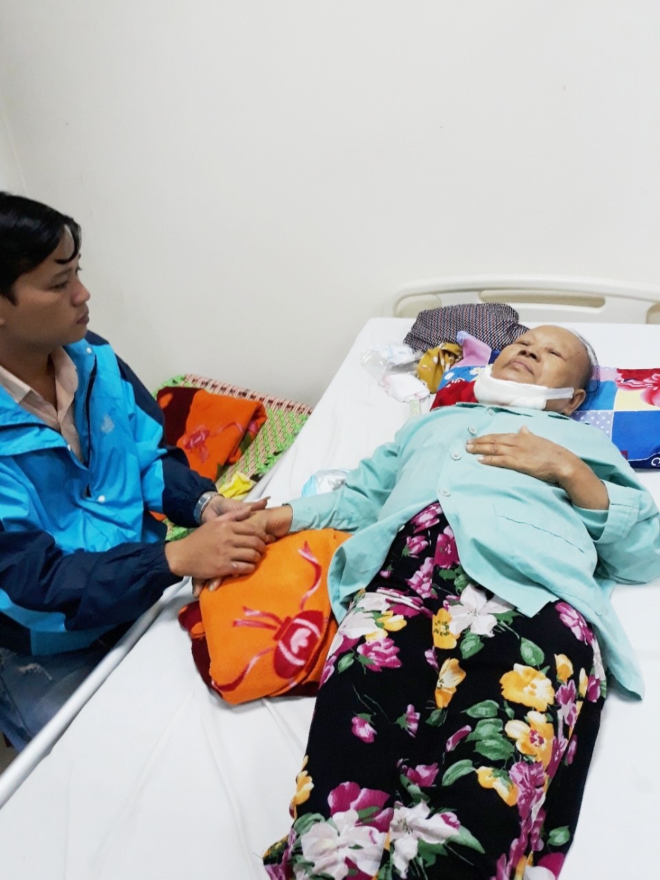 Trao hơn 20 triệu đồng đến con rể chăm sóc mẹ bị ung thư - 1 Anh Dũng vẫn từng ngày tận tình chăm sóc mẹ vợ trên giường bệnh