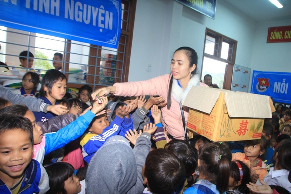 Quảng Trị: Trao hàng trăm suất quà Tết cho học sinh đồng bào dân tộc - 3 Các em học sinh tham gia các trò chơi và được nhận quà.