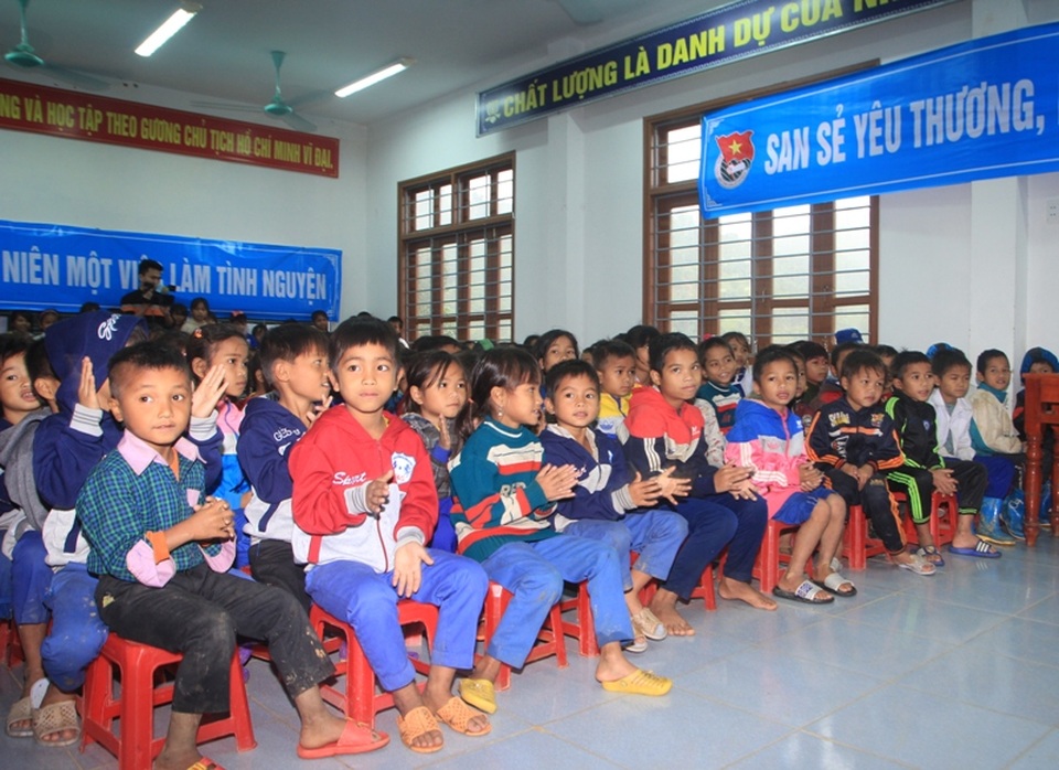 Quảng Trị: Trao hàng trăm suất quà Tết cho học sinh đồng bào dân tộc - 2 Ngày Tết cận kề, các em học sinh Vân Kiều, Pa Kô lại có thêm những món quà Xuân ý nghĩa.