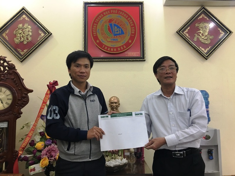Gần 24 triệu đồng đến với vợ chồng thầy giáo có 2 con mắc bạo bệnh - 1 Thầy Lương Hữu Hồng - Hiệu trưởng trường THPT Đông Sơn 1 trao quà bạn đọc ủng hộ tới thầy Trần Văn Tĩnh