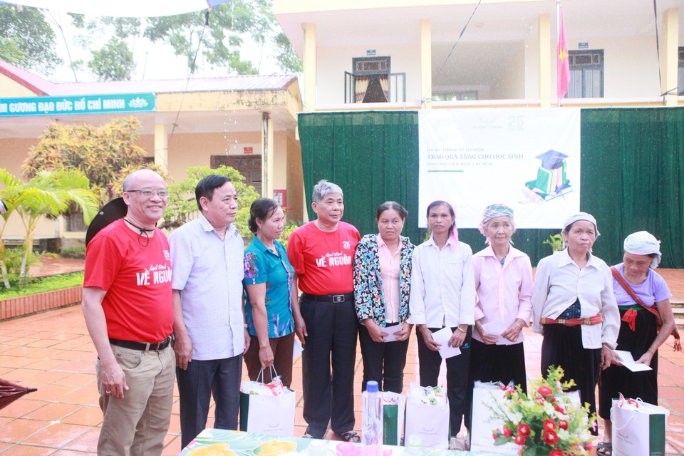 Hiểu về con người Chủ tịch tập đoàn Mường Thanh - ông Lê Thanh Thản (P.4) - 1
Chủ tịch tập đoàn Mường Thanh, ông Lê Thanh Thản trong chuyến công từ thiện vùng cao.