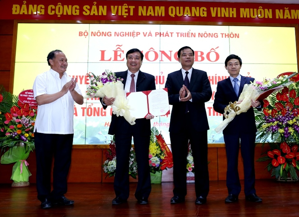 Thành lập Tổng cục Thủy lợi và Tổng cục phòng, chống thiên tai - 1 Ông Trần Quang Hoài (thứ 2 từ trái qua) và ông Nguyễn Văn Tỉnh (ngoài cùng bên phải) lên nhận Quyết định bổ nhiệm.