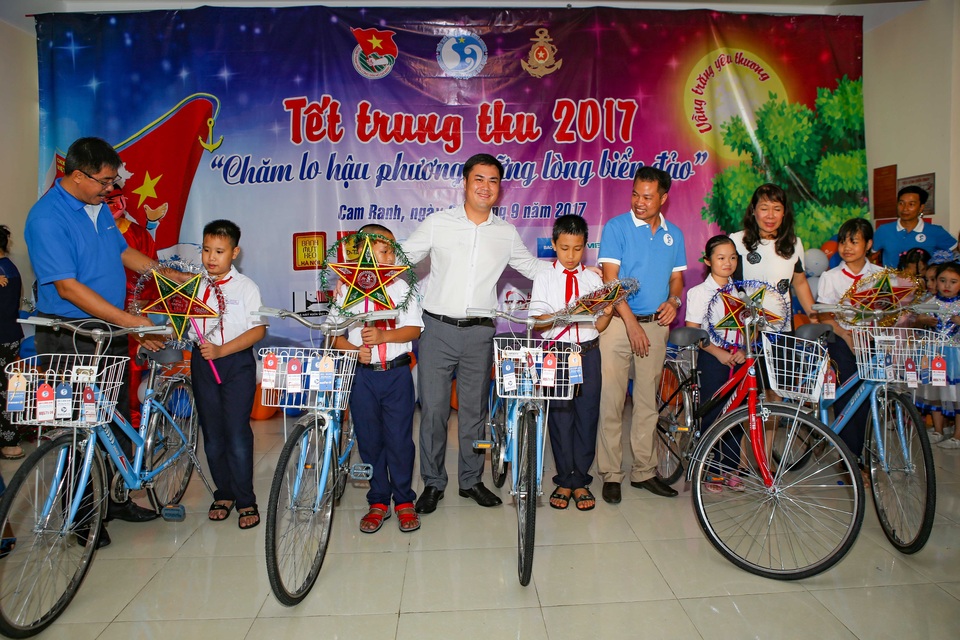 Trung thu rộn rã tiếng cười nơi Quân cảng Cam Ranh - 1
Trao tặng xe đạp cho con em cán bộ chiến sĩ đang làm nhiệm vụ ở Trường Sa.