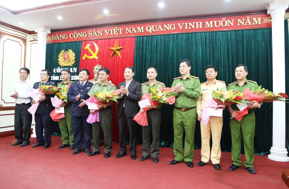 Trao thưởng nóng vụ bắt 45 bánh heroin và vụ vận chuyển trái phép gần 1 triệu nhân dân tệ - 1 ông Nguyễn Công Trưởng – Phó chủ tịch UBND tỉnh Lạng Sơn, Trưởng BCĐ 389 tỉnh, trao thưởng nóng 60 triệu đồng cho Công an tỉnh Lạng Sơn và Chi cục Hải Quan Cốc Nam