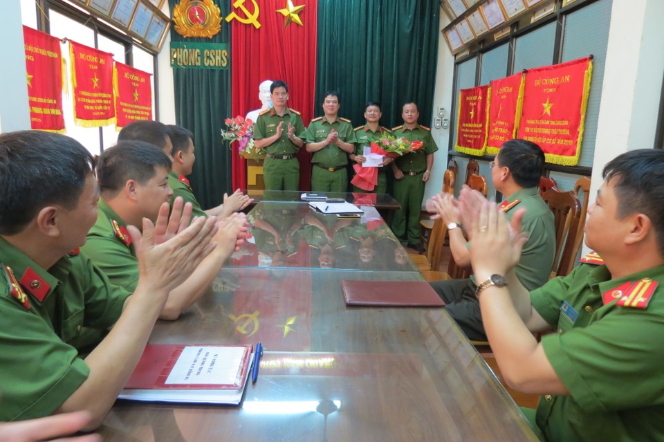 Thưởng nóng vụ bắt đối tượng vận chuyển 500 triệu tiền Việt Nam giả - 2 Lãnh đạo Công an tỉnh Lạng Sơn thưởng nóng cho Phòng Cảnh sát hình sự - Công an tỉnh