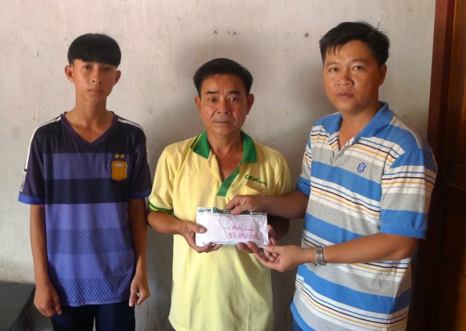 Trao hơn 33 triệu đồng đến gia đình anh Nguyễn Thành Lực - 1 Đại diện bạn đọc Dân trí, PV trao tới gia đình anh Nguyễn Thành Lực số tiền 33.090.000 đồng do bạn đọc gửi giúp trong tuần 2 tháng 8