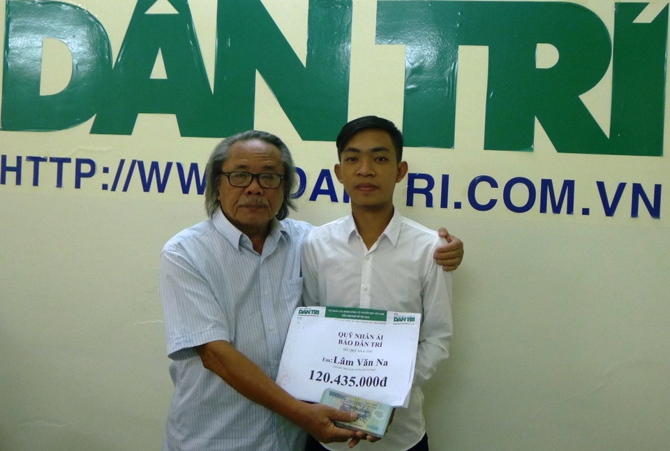 Trao hơn 120 triệu đồng đến cậu SV mồ côi mắc bệnh suy thận mãn - 1 Đại diện ban đọc Dân trí, Nhà báo Phan Huy - Trưởng VP dại diện báo Dân trí khu vực ĐBSCL trao tới em Lâm Văn Na số tiền 120.435.000đồng.