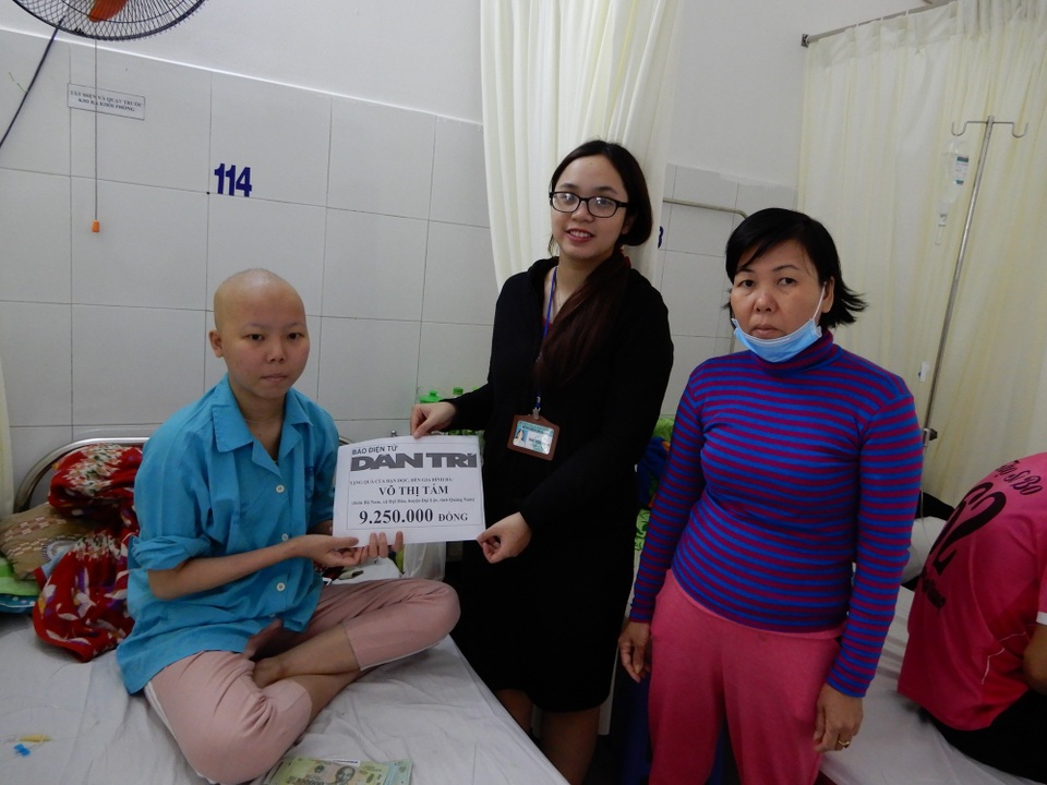 Hơn 54 triệu đồng đến với nữ sinh viên mắc bệnh ung thư máu - 2 Đại diện Bệnh viện Đà Nẵng trao tiền của báo Dân trí cho em Hồ Thị Thu Trang