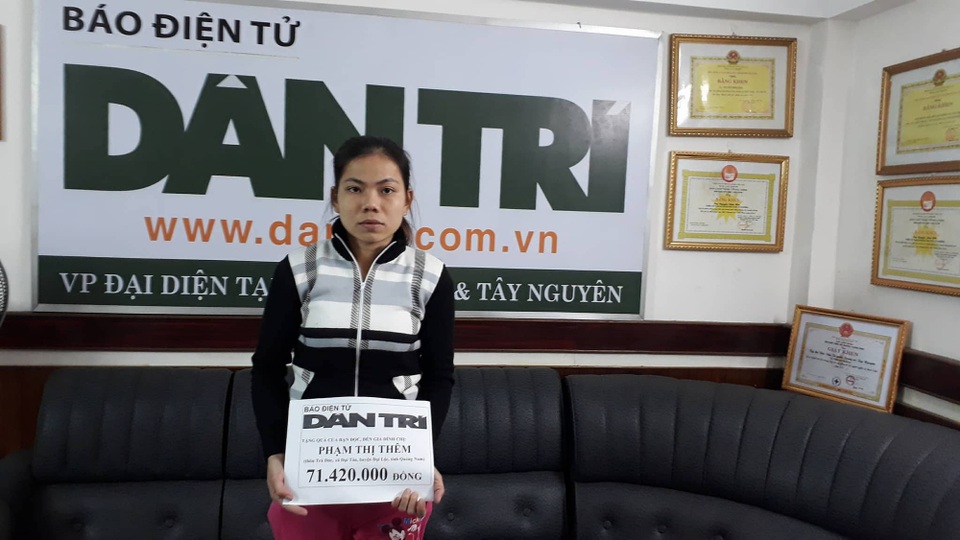 Hơn 71 triệu đồng đến với gia đình cháu bé bị não úng thủy - 1 Chị Phạm Thị Thêm nhận tiền từ báo Dân trí