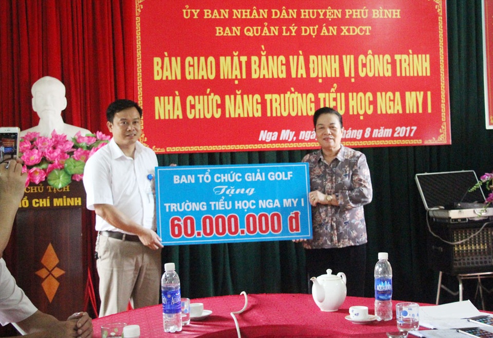 Khởi công xây dựng công trình phòng học Dân trí thứ 15 tại Thái Nguyên - 2 Bà Phạm Thị Hòe trao số tiền 60.000 đồng cho địa phương để mua sắm trang thiết bị trường học cho Trường Tiểu học Nga My I.