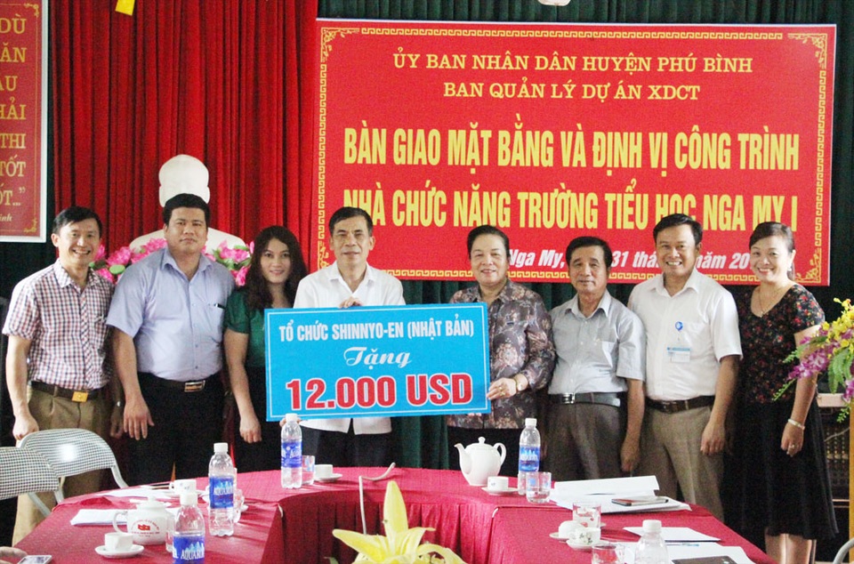 Khởi công xây dựng công trình phòng học Dân trí thứ 15 tại Thái Nguyên - 1 Quỹ Khuyến học Việt Nam trao số tiền cho lãnh đạo huyện Phú Bình số tiền tài trợ của tổ chức Shinnyo-en (Nhật Bản) để xây dựng Nhà chức năng Trường tiểu học Nga My I.