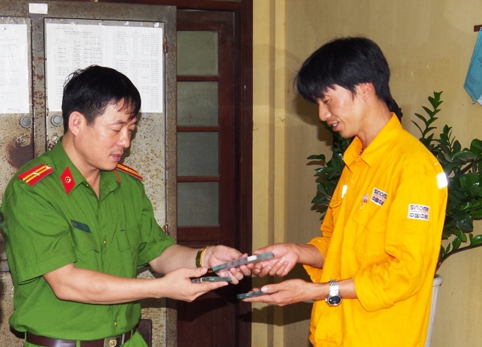 Trả lại 150 triệu đồng cho nam thanh niên Trung Quốc bị mất trộm - 1 Cơ quan chức năng trao trả số tiền bị mất trộm cho anh Ruifian, quốc tịch Trung Quốc (ảnh: Công an Hà Nam)
