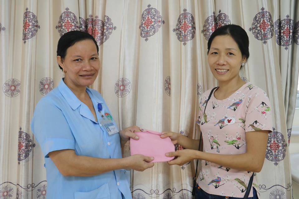 Chị Hiến trao lại số tài sản cho chị Hiền bị đánh rơi trước đó