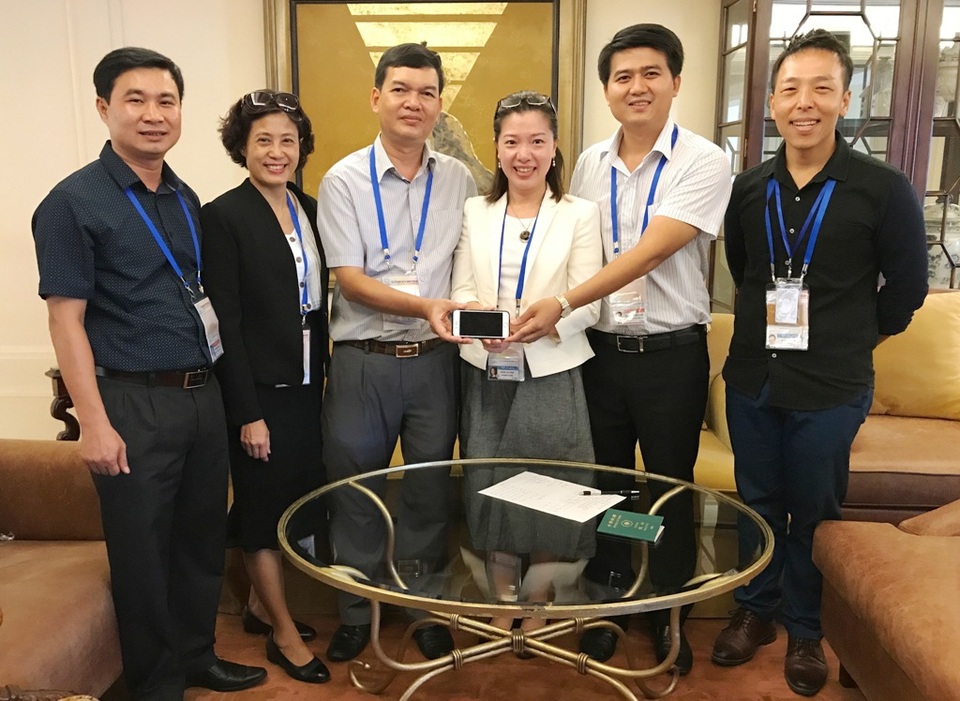 Trao trả tài sản thất lạc cho đại biểu quốc tế dự hội nghị APEC 2017 - 1 Bà Chen Ya-Feng (áo trắng, giữa) nhận tài sản thất lạc từ các Phòng Chính trị Nội bộ, Công an tỉnh Thừa Thiên Huế trao trả
