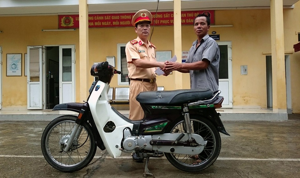 Bác nông dân vui mừng nhận lại xe máy bị mất... 10 năm trước - 1 Bác Sang vui mừng khôn xiết khi nhận lại chiếc xe của mình bị mất 10 năm trước.