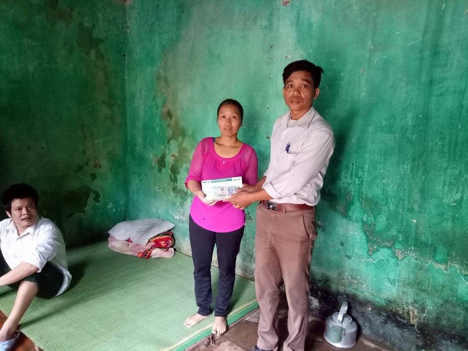 Trao gần 70 triệu đến gia đình chàng kỹ sư hóa điên - 2 Đại diện chính quyền địa phương trao tiền bạn đọc ủng hộ đến gia đình anh Song