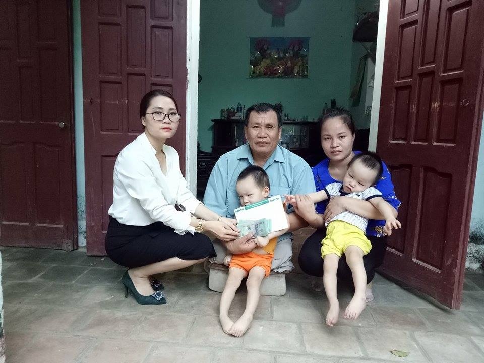 Hơn 72 triệu đồng đến với người mẹ có hai con bại não - 1 PV Dân trí trao tiền bạn đọc ủng hộ đến gia đình chị Mai