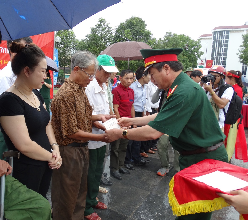 Nhiều hoạt động tri ân, đền ơn đáp nghĩa tại Thanh Hóa sau chặng đua thứ 2 - 4
Đại tá Phùng Kim Lân, Phó tổng biên tập Báo QĐND, Phó trưởng ban Thường trực Ban Tổ chức cuộc đua trao quà đến các đối tượng chính sách tỉnh Thanh Hóa.