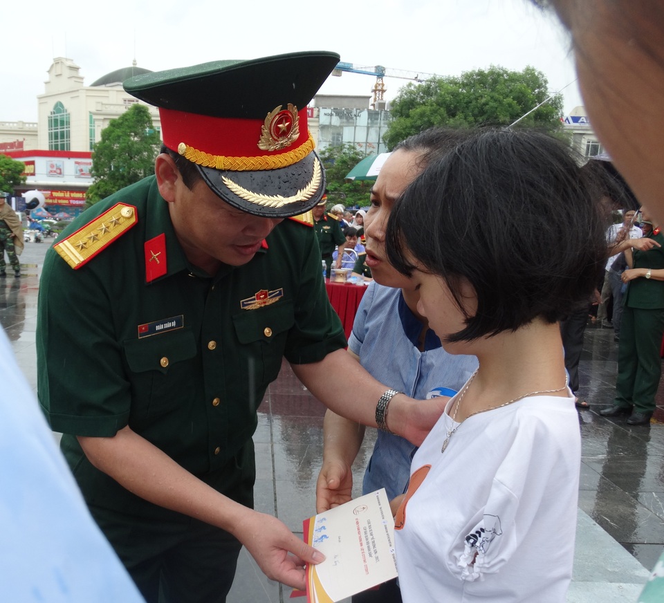 Nhiều hoạt động tri ân, đền ơn đáp nghĩa tại Thanh Hóa sau chặng đua thứ 2 - 5 Đại tá Đoàn Xuân Bộ, Phó tổng biên tập Báo QĐND trao học bổng tặng học sinh vượt khó, học giỏi.