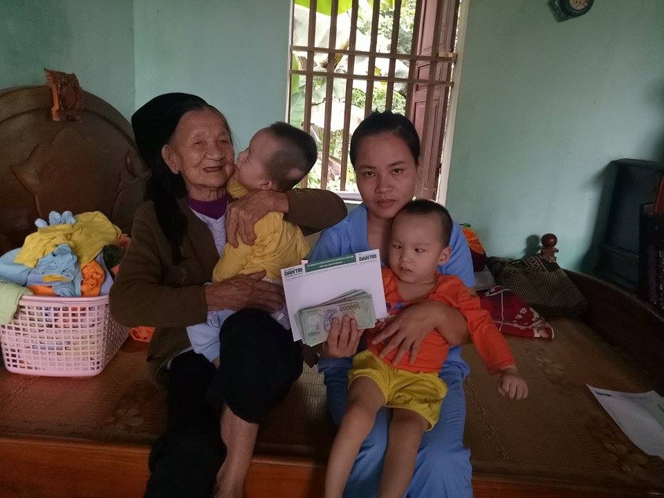 Hơn 120 triệu đồng tiếp tục đến với hai bé song sinh bại não - 1 Hơn 120 triệu đồng tiếp tục đến với hai đứa trẻ song sinh bại não