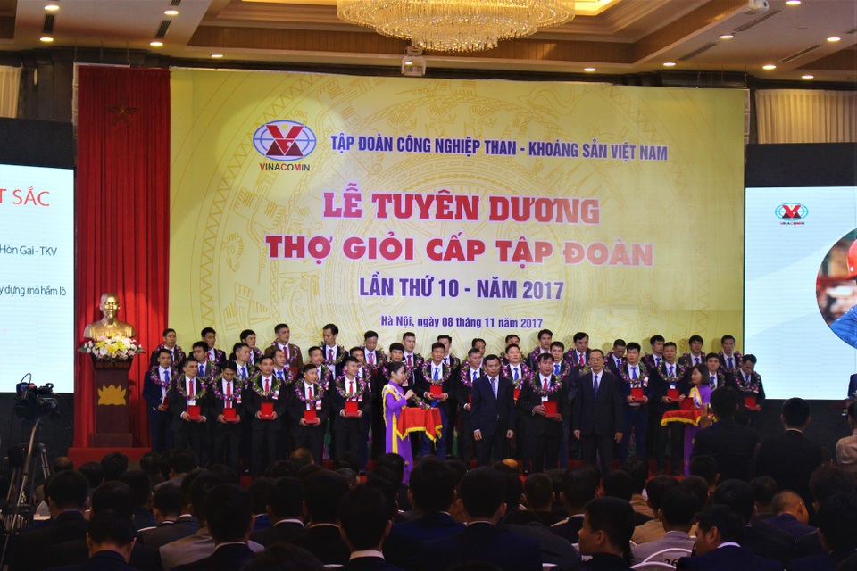 TKV thưởng hơn 4 tỷ đồng cho những người thợ giỏi cấp tập đoàn - 1
Những thợ mỏ giỏi xuất sắc được thưởng từ 2,5 – 13 triệu đồng/người.