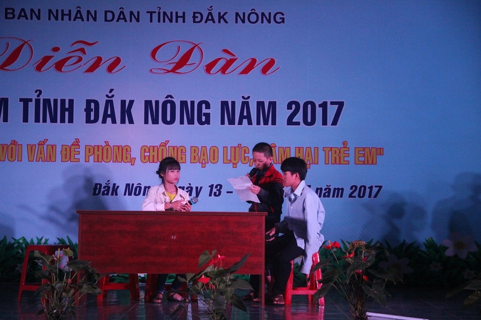 Trẻ em dân tộc thiểu số lên tiếng về tình trạng xâm hại tình dục - 2
Tình huống về bạo lực gia đình được trẻ em Đắk Nông sân khấu hóa