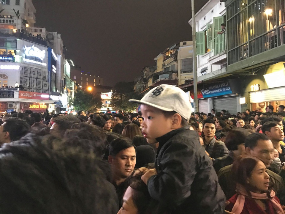 Dòng người đổ về trung tâm đón chào năm mới 2018 - 13 Dòng người đổ về trung tâm đón chào năm mới 2018 - 13