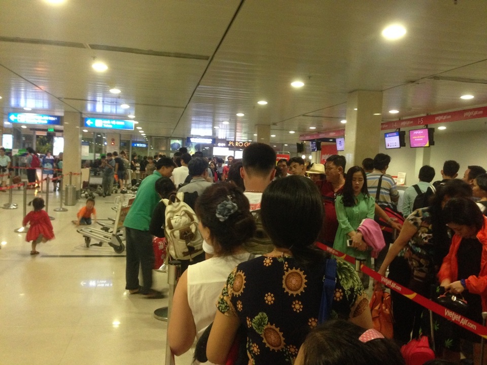 Nối thành công cổ tay cháu bé bị thang cuốn sân bay cán đứt - 1 Trẻ em chạy nhảy trong lúc người nhà làm thủ tục tại sân bay Tân Sơn Nhất
