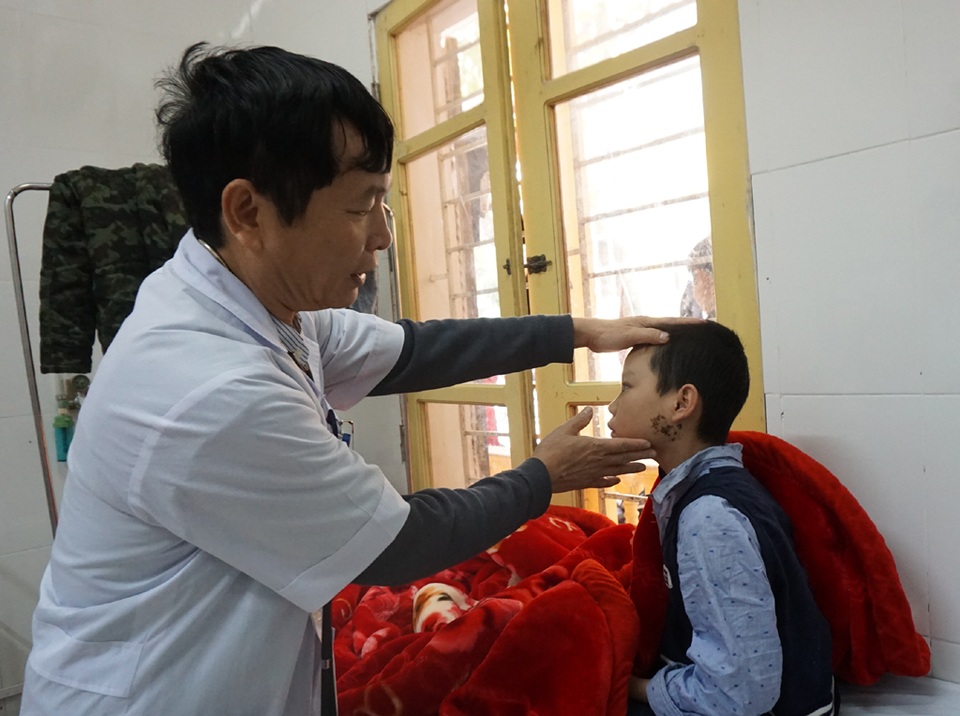 Cả mẹ và con nhập viện vì thủy đậu - 4 Bệnh nhi Bùi Công Hào, nhập viện do quai bị biến chứng viêm não.