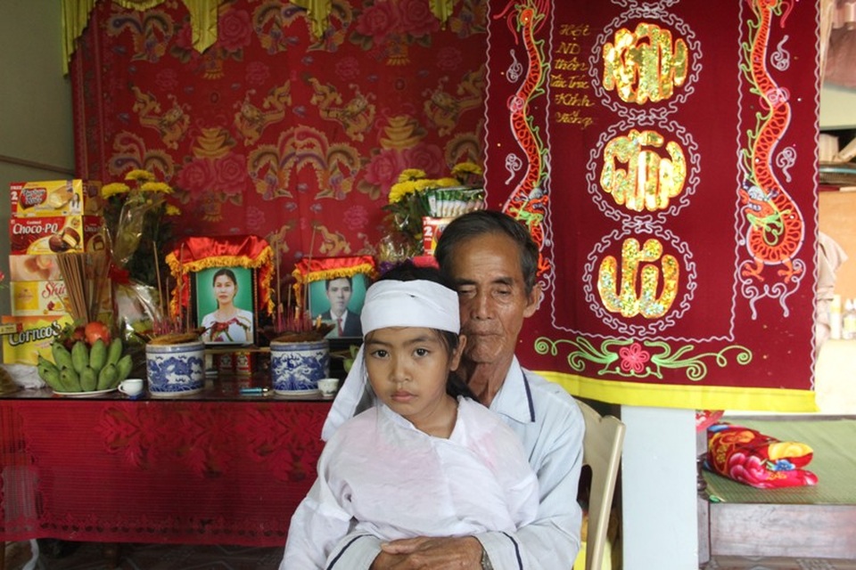 Xót xa 3 anh em sớm mất cả cha lẫn mẹ - 4 Ông ngoại của các cháu đã già yếu, không còn đủ sức để nuôi các cháu
