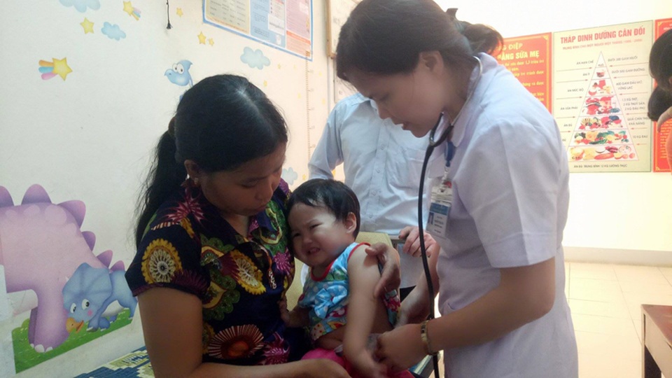 Một trẻ nhỏ nhập Khoa Nhi, BVĐK Hà Tĩnh trưa 14/4 do bị suy nhược do đợt nắng nóng gây ra.