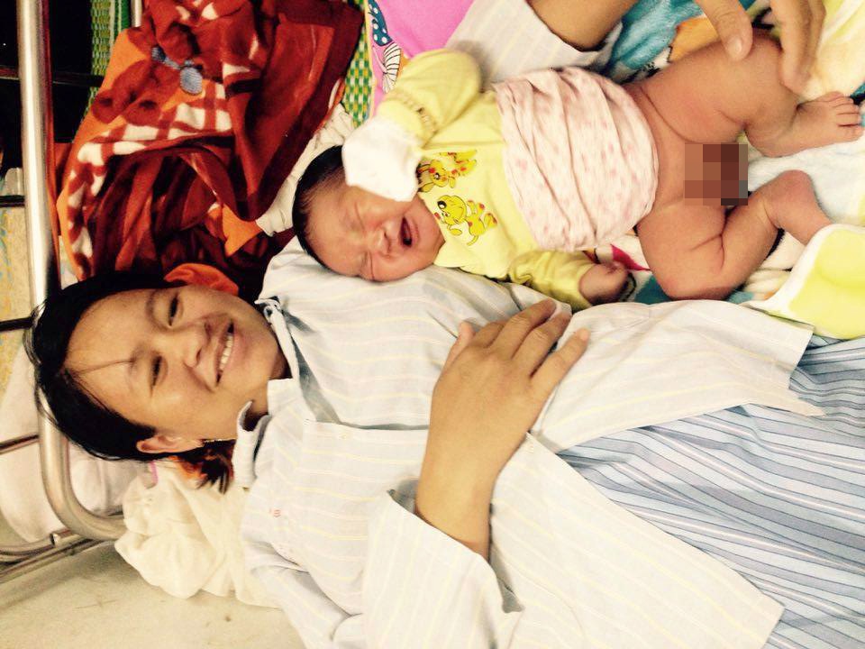 Bé trai có cân nặng 6 kg chào đời ở bệnh viện huyện - 1 Bé trai nặng 6kg vừa chào đời bằng phương pháp sinh mổ.