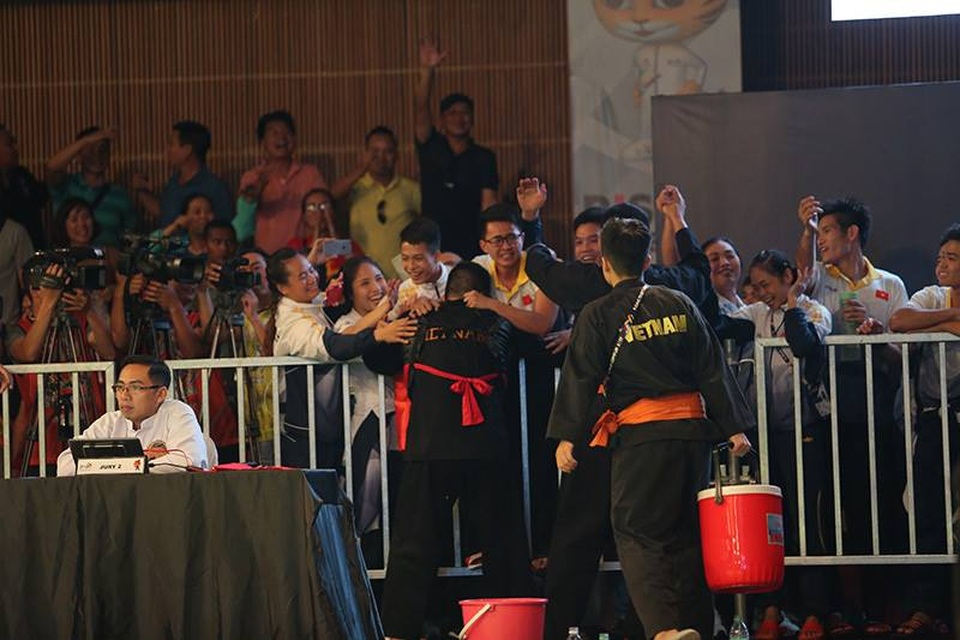 Nhật ký SEA Games 29 ngày 29/8: Pencak Silat giành ba tấm HCV - 10
Niềm vui của Văn Trí và BHL sau khi võ sĩ Việt Nam giành chiến thắng, ảnh: Q.H