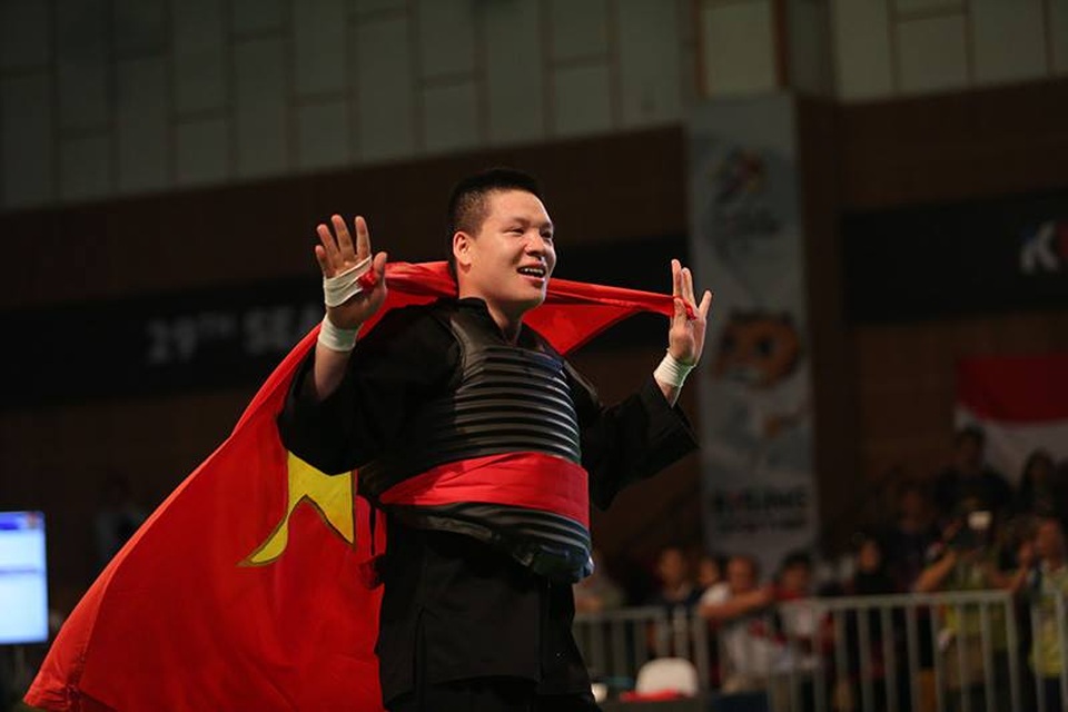 Nhật ký SEA Games 29 ngày 29/8: Pencak Silat giành ba tấm HCV - 11
Văn Trí ăn mừng chiến thắng cùng lá quốc kì, ảnh: Q.H