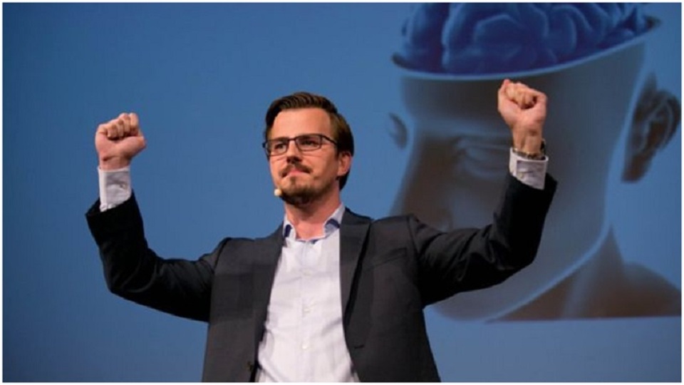 
Nhà vô địch cuộc thi trí nhớ và nhà thần kinh học Boris Nikolai Konrad đã tự quét não của mình để nghiên cứu
