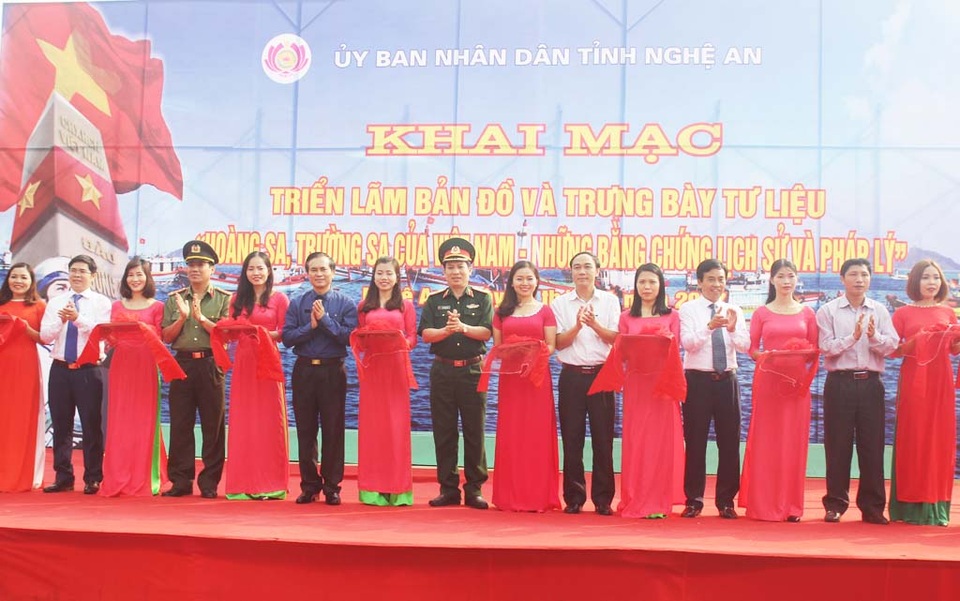 154 tư liệu khẳng định chủ quyền Việt Nam ở Trường Sa, Hoàng Sa - 1 Lãnh đạo tỉnh Nghệ An và các ban ngành liên quan cắt băng khai mạc triển lãm
