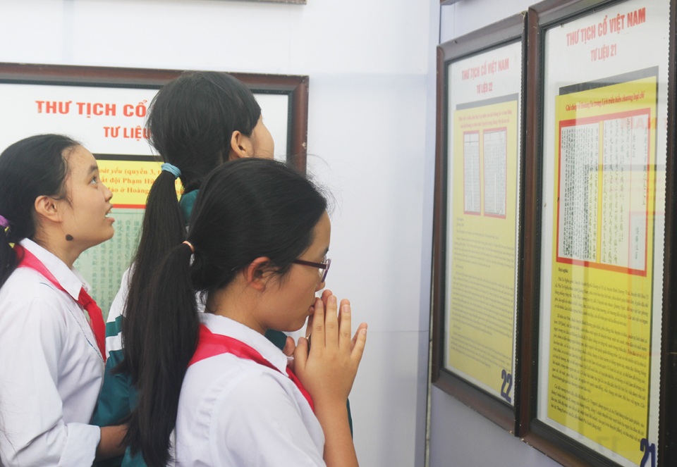 154 tư liệu khẳng định chủ quyền Việt Nam ở Trường Sa, Hoàng Sa - 4 Bên cạnh khẳng định chủ quyền không thể tranh cãi của Việt Nam đối với 2 quần đảo Trường Sa, Hoàng Sa, triển lãm còn là nơi giáo dục ý thức trách nhiệm của người dân, đặc biệt là học sinh, thanh thiếu niên đối với chủ quyền thiêng liêng của đất nước
