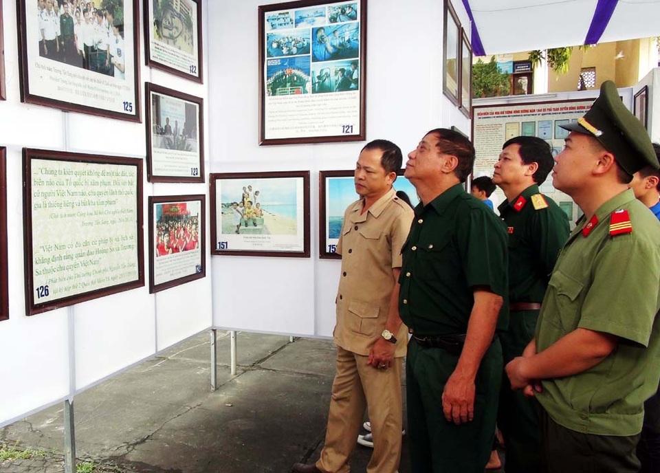 154 tư liệu khẳng định chủ quyền Việt Nam ở Trường Sa, Hoàng Sa - 2 Người dân tham quan các gian trưng bày hiện vật