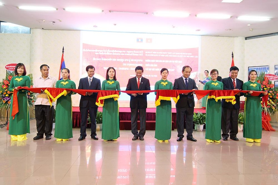 Trưng bày 100 bức ảnh về “Vẻ đẹp đất nước và con người Lào” - 1 Lễ cắt băng khai mạc triển lãm “Vẻ đẹp đất nước và con người Lào” diễn ra chiều 17/7 tại Hà Nội. Ảnh: HG.