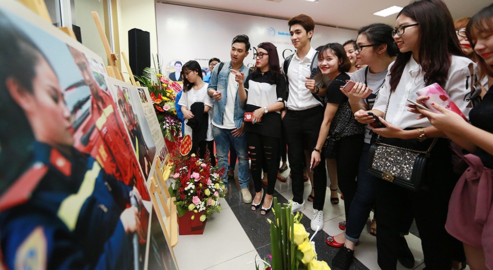 Những phụ nữ tài năng khiến phái mạnh cũng phải ngưỡng mộ - 1 Nhiều bạn trẻ tới tham dự khai mạc triển lãm.