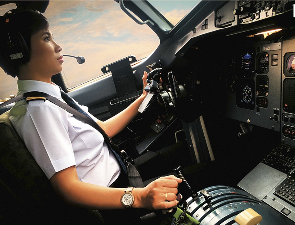 Những phụ nữ tài năng khiến phái mạnh cũng phải ngưỡng mộ - 5
Nguyễn Ly Hương – Nữ cơ trưởng đầu tiên của Việt Nam. Nguyễn Ly Hương chính thức lái máy bay thương mại từ tháng 12/2008, tham gia tổ lái ATR72-500 của Tổng Công ty Hàng không Việt Nam (Vietnam Airlines) và bắt đầu huấn luyện lái chính từ tháng 9/2014. Từ tháng 1/2015, cô chính thức trở thành cơ trưởng lái máy bay ATR72-500.