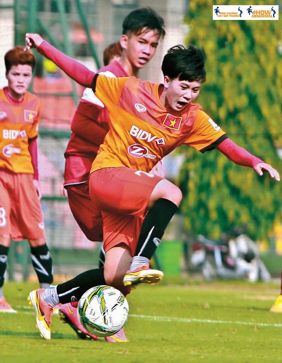 Những phụ nữ tài năng khiến phái mạnh cũng phải ngưỡng mộ - 8 Nguyễn Thị Tuyết Dung tâm sự: “Lúc đầu tôi chơi bóng đá ngay cả bố mẹ cũng không ủng hộ vì mọi người quan niệm đó là môn thể thao của con trai. Nhưng khi được thấy năng khiếu và niềm đam mê mãnh liệt của tôi với trái bóng tròn thì bố mẹ tôi đã thay đổi”.