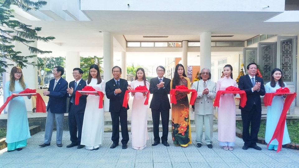 60 tác phẩm mỹ thuật mừng 60 năm Đại học Nghệ thuật Huế - 1 Các vị lãnh đạo và khách mời cắt băng khánh thành triển lãm
