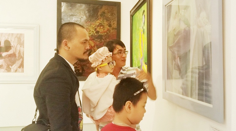 60 tác phẩm mỹ thuật mừng 60 năm Đại học Nghệ thuật Huế - 3 Nhiều cán bộ giảng viên và cựu sinh viên đã đến tham dự triển lãm