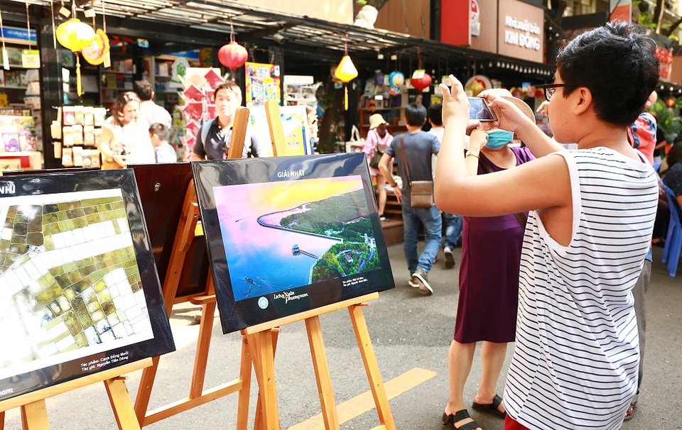 Đây cũng là những tác phẩm đang được triển lãm tại đường sách Nguyễn Văn Bình, TPHCM