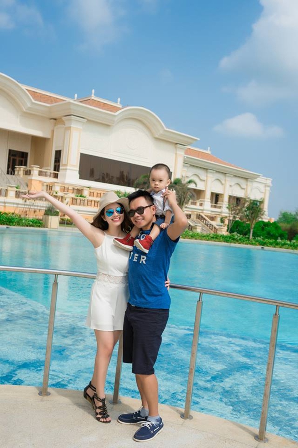 Cặp đôi đón cậu con trai đầu lòng vào năm 2015.